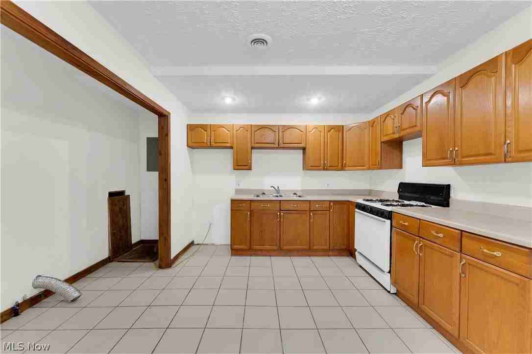 1923 W 77th St - Photo 7 of 21