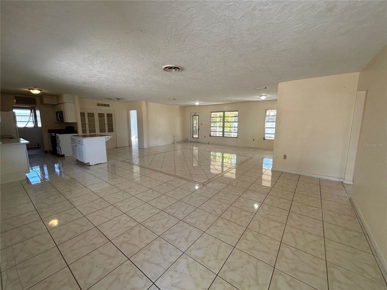 626 Chevy Chase Dr - Photo 6 of 13