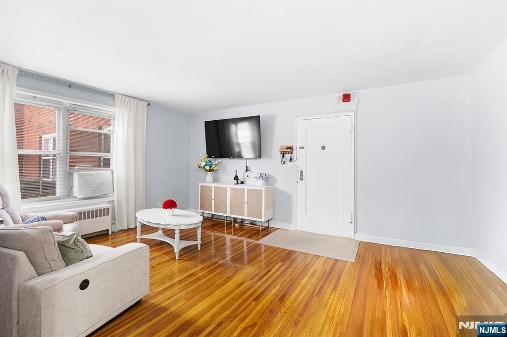 2350 Linwood Ave Apt 1e - Photo 2 of 12