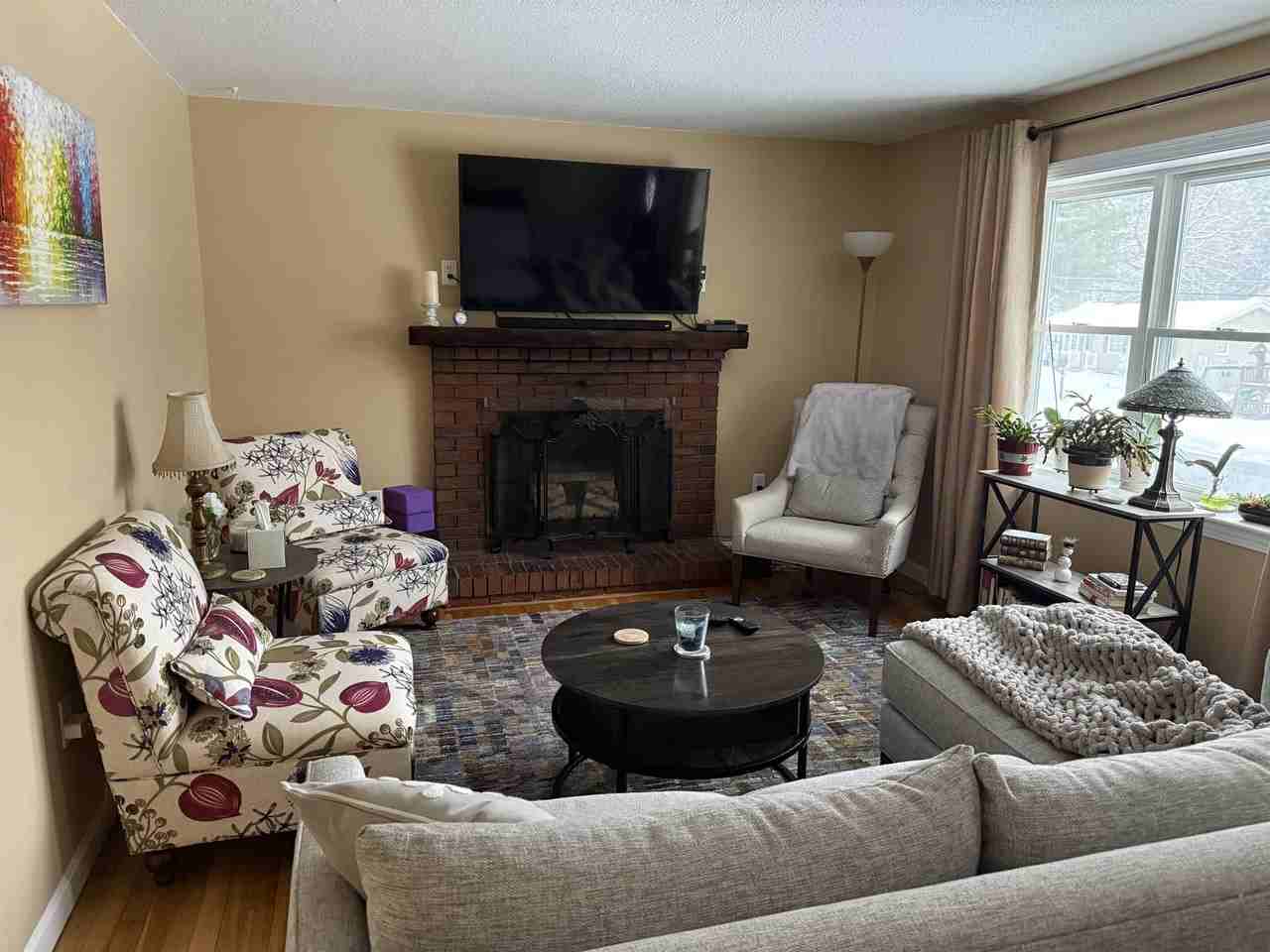 24 Raymond Dr - Photo 3 of 12