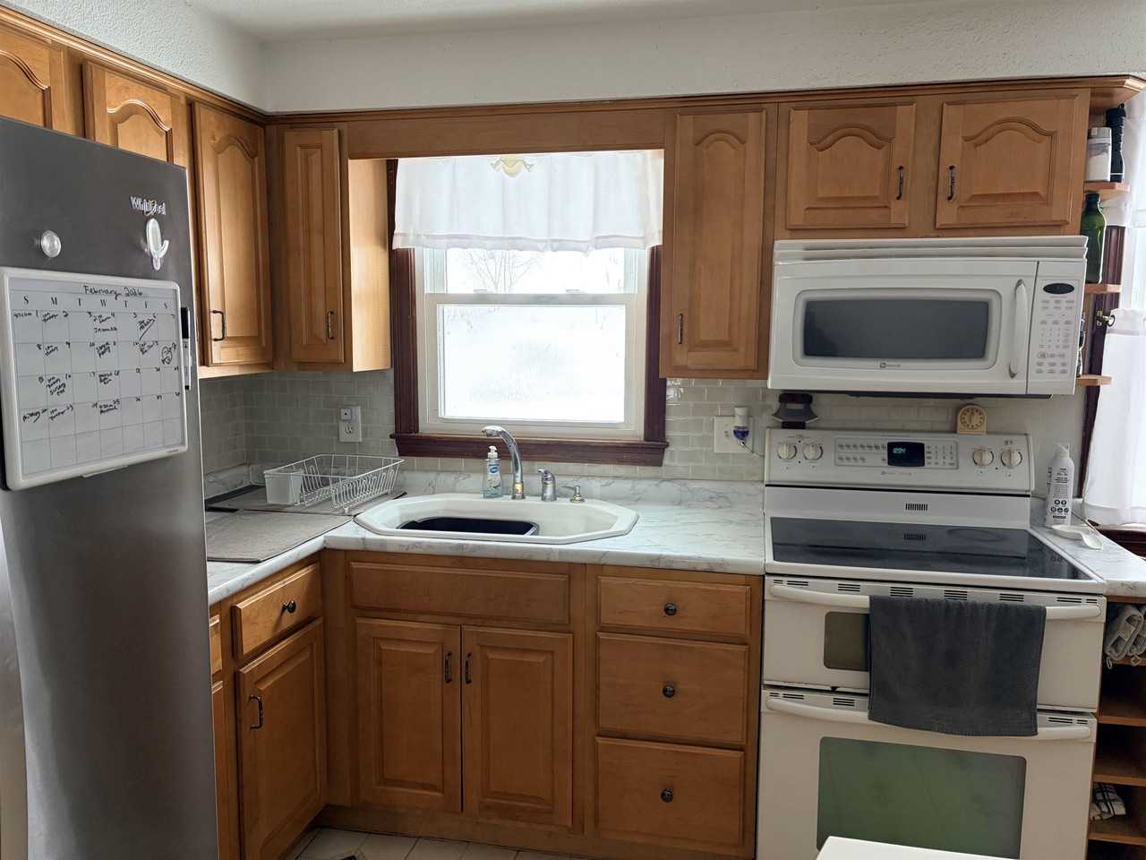 24 Raymond Dr - Photo 5 of 12