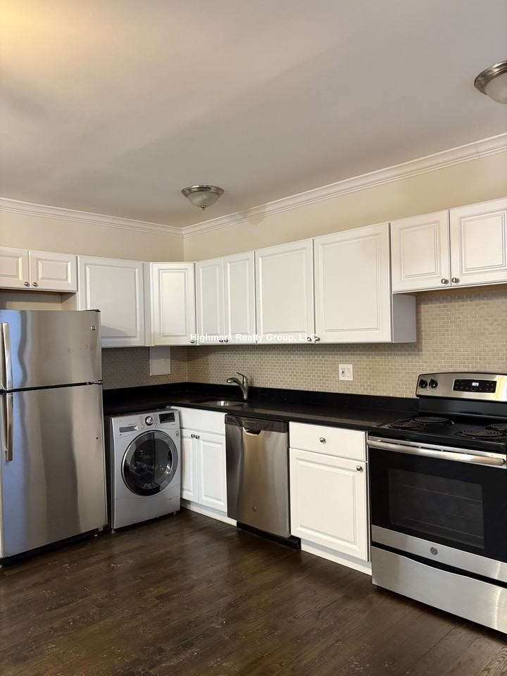 3349 N Marshfield Ave #209 - Photo 2 of 9