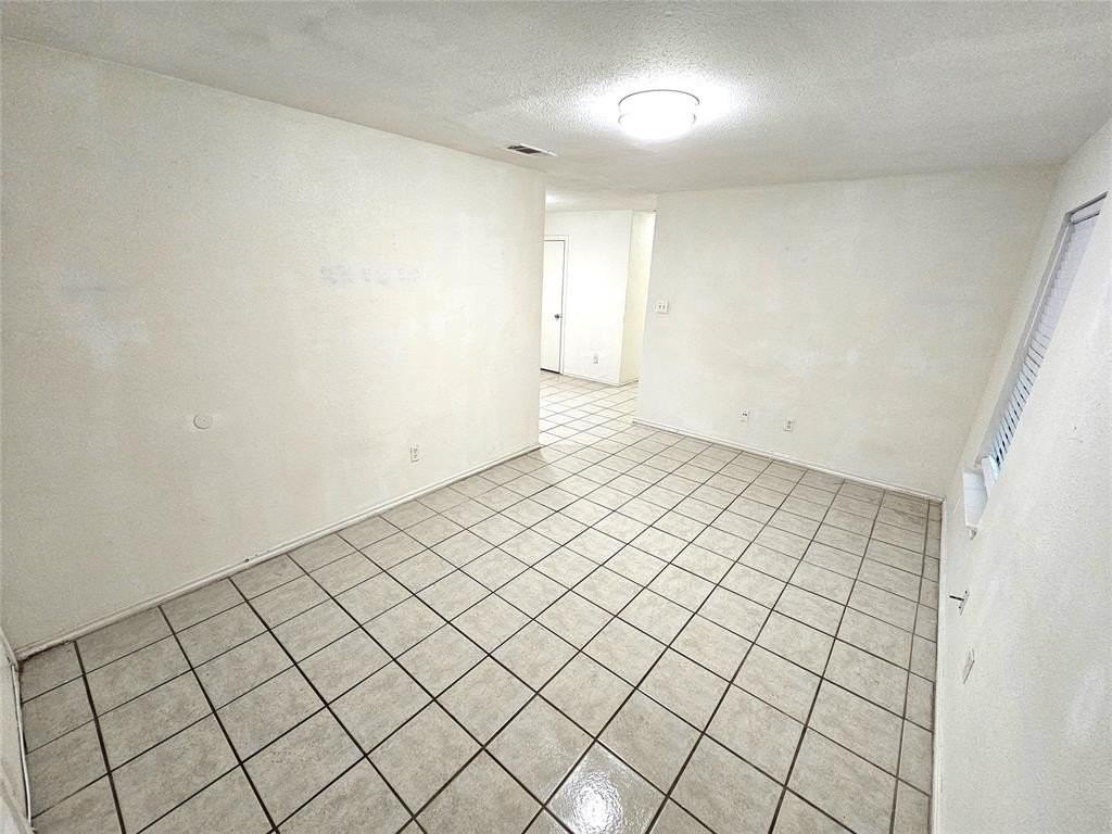 2839 Avenue J - Photo 7 of 28