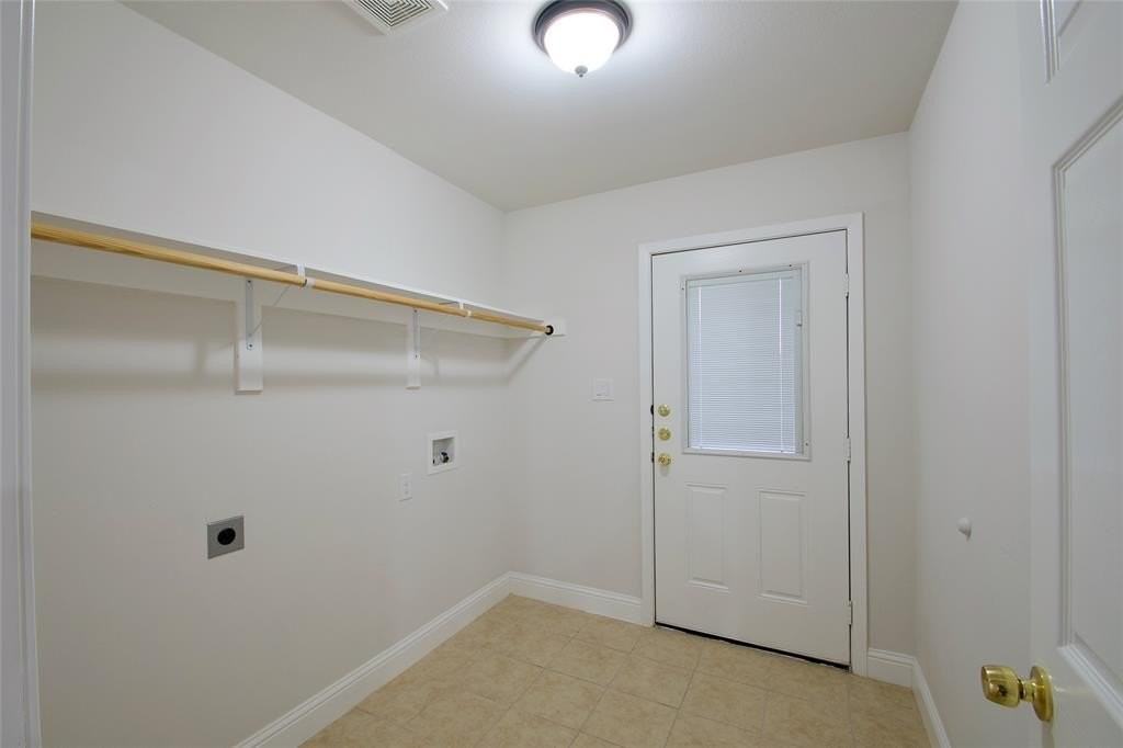 4702 Mariner Dr - Photo 5 of 17