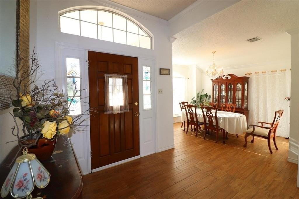 2117 Larkspur Dr - Photo 2 of 4