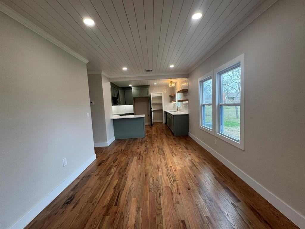 911 N Spring St - Photo 4 of 33