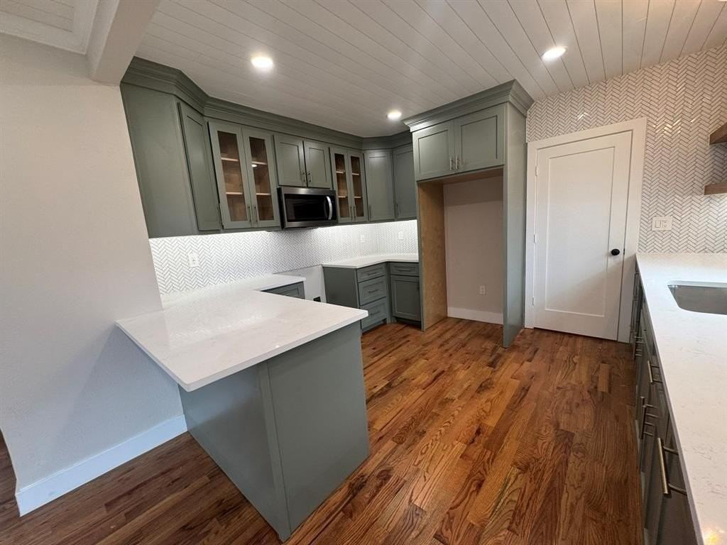 911 N Spring St - Photo 6 of 33