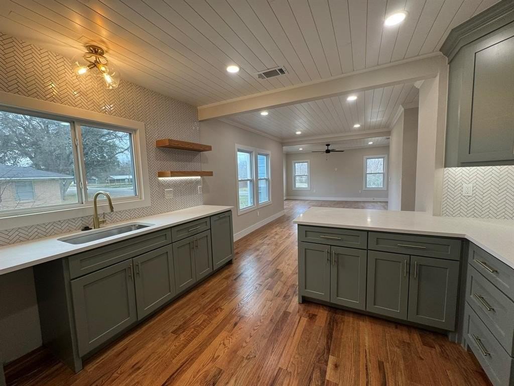 911 N Spring St - Photo 7 of 33