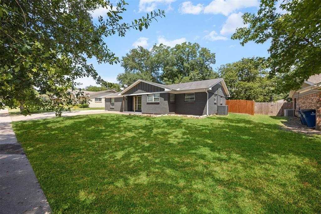 2410 Linda Dr - Photo 4 of 31