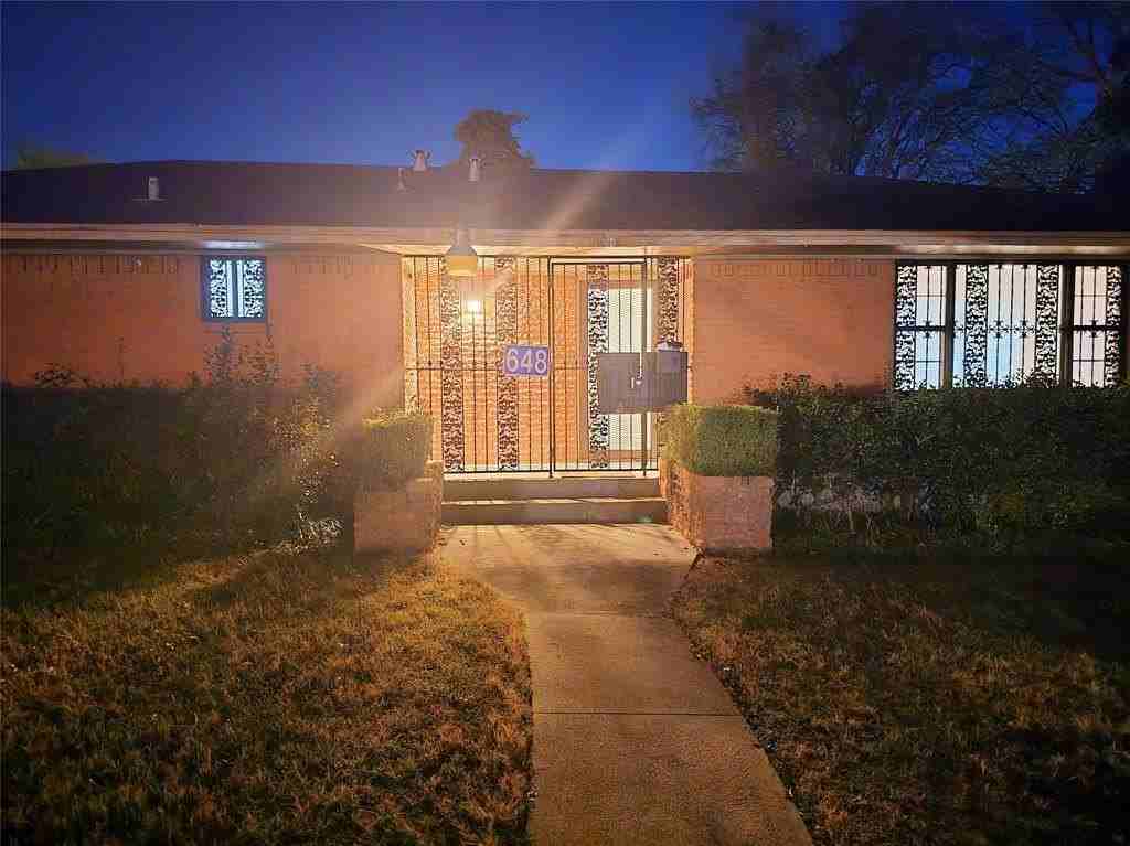 648 Penguin Dr - Photo 2 of 37