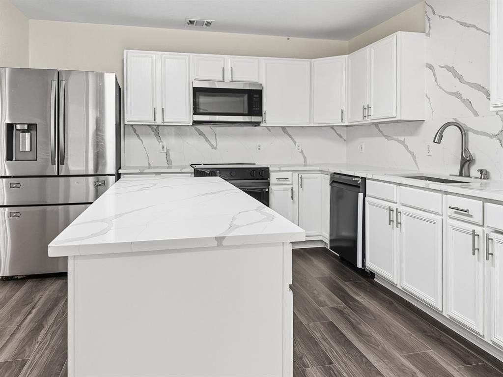 12214 Peachtree Ln - Photo 3 of 22