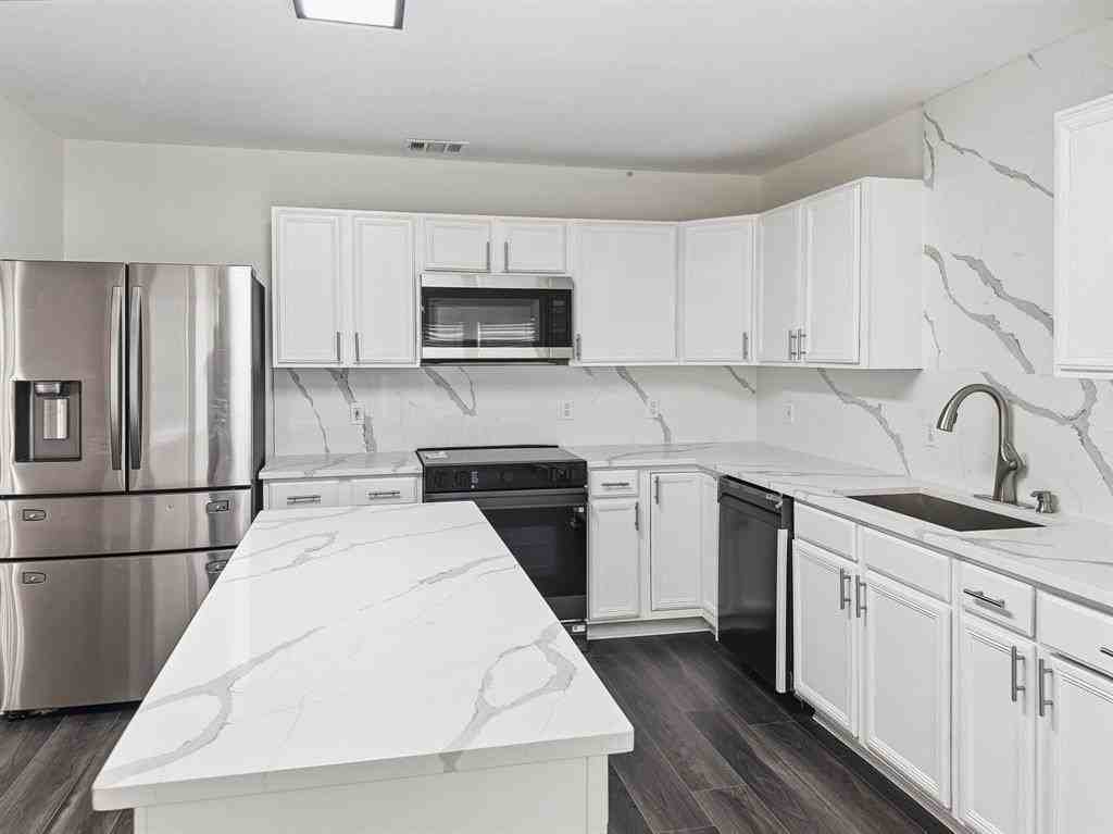 12214 Peachtree Ln - Photo 4 of 22