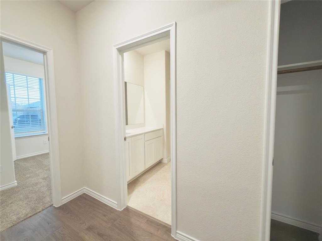 2117 Eugene St - Photo 5 of 31