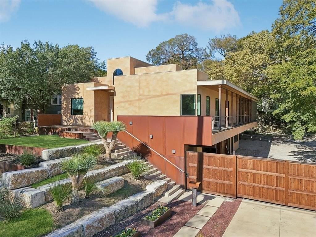 8635 San Leandro Dr - Photo 2 of 40