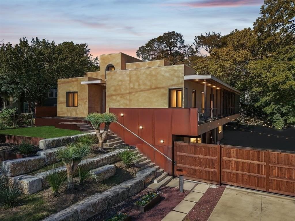 8635 San Leandro Dr - Photo 3 of 40