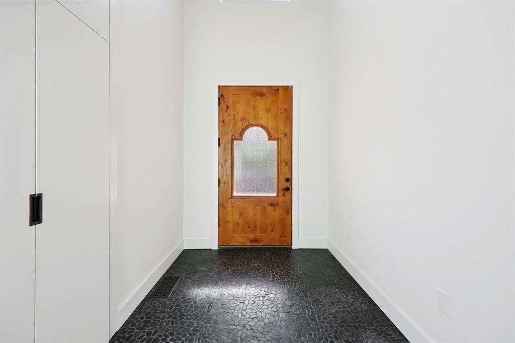 8635 San Leandro Dr - Photo 4 of 40