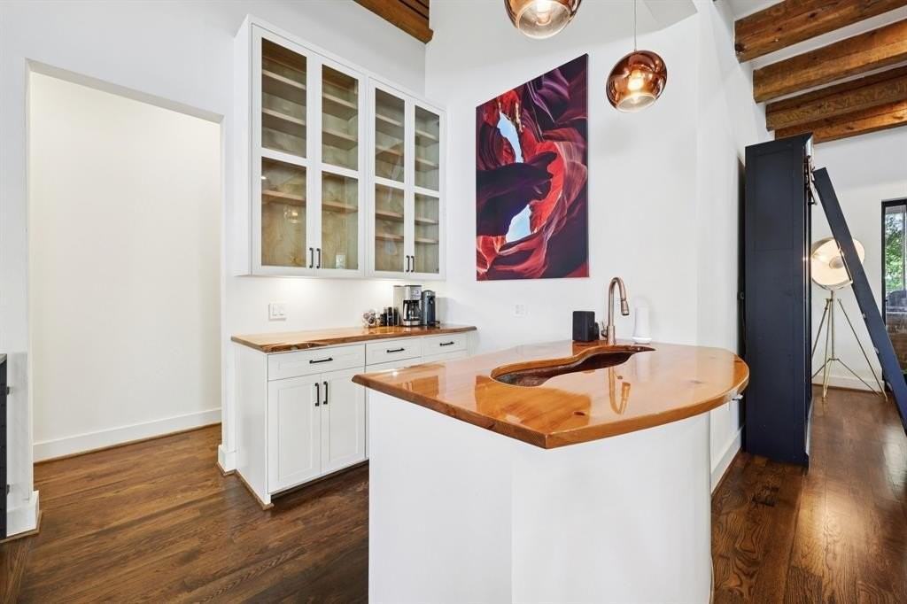 8635 San Leandro Dr - Photo 5 of 40