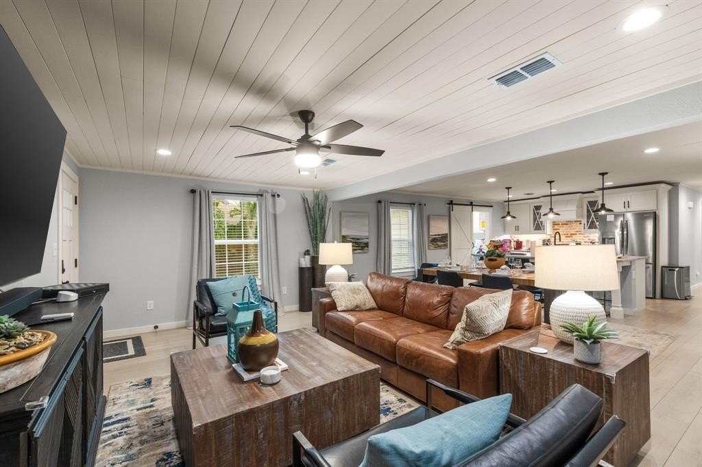 408 E Liberty St - Photo 5 of 19