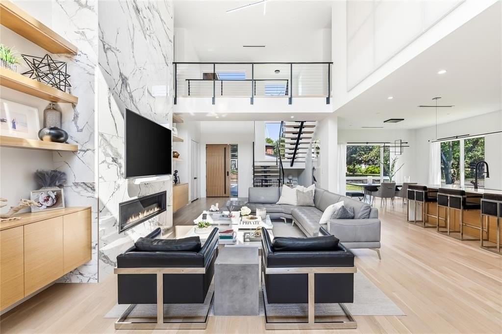 9943 Coppedge Ln - Photo 7 of 33