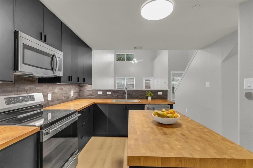 9731 Wake Bridge Dr - Photo 3 of 22