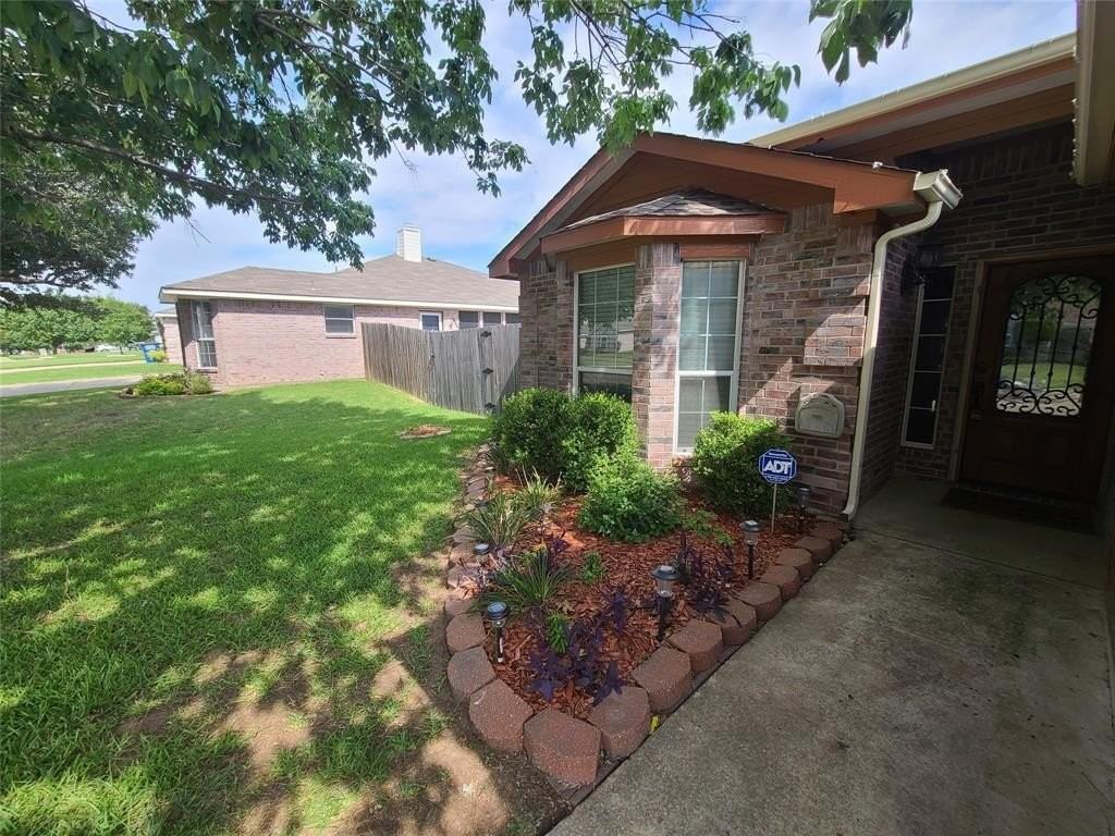 305 Lake Wichita Dr - Photo 2 of 40