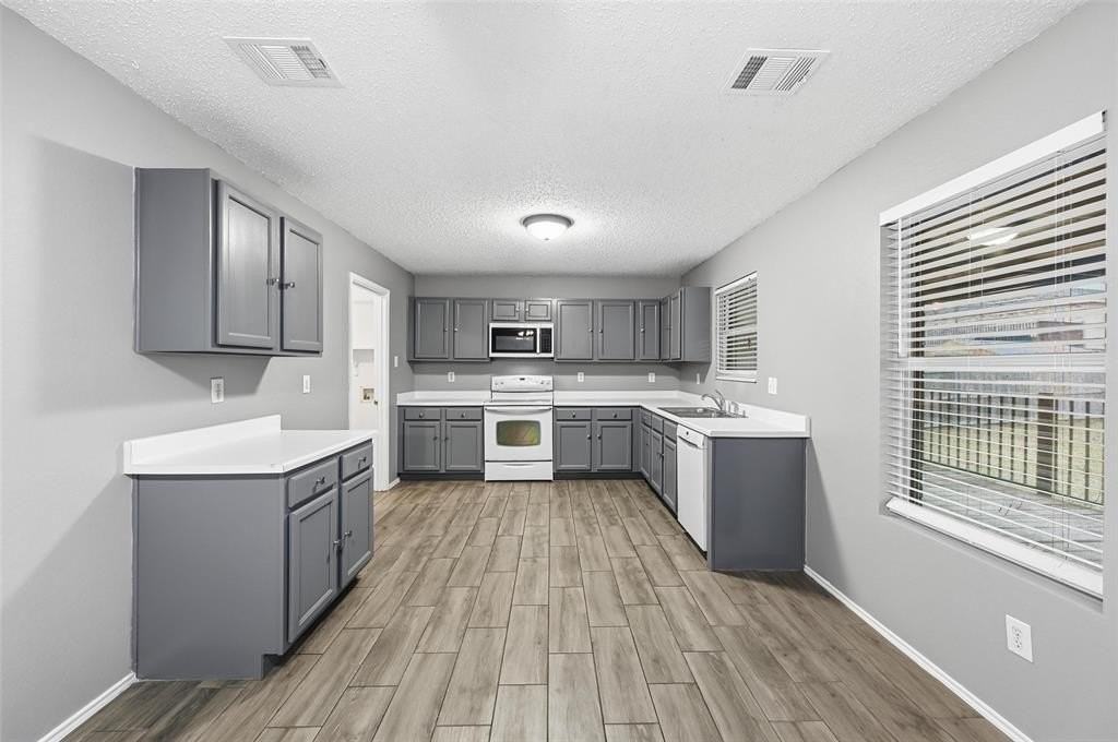 3119 Pompi Dr - Photo 6 of 24