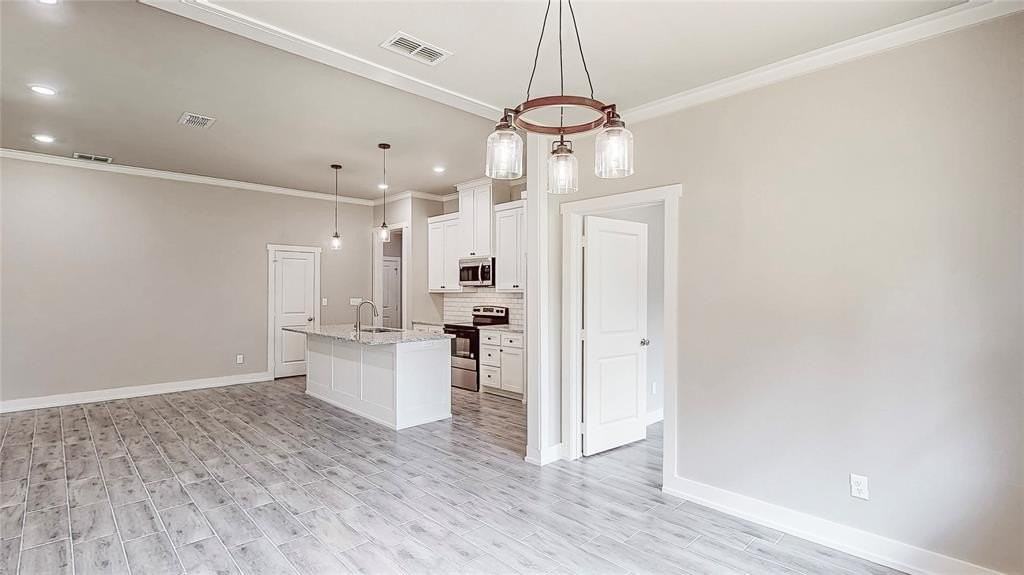 213 S Loveless St - Photo 5 of 40