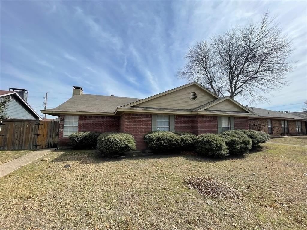 1722 Carrington Dr - Photo 2 of 12