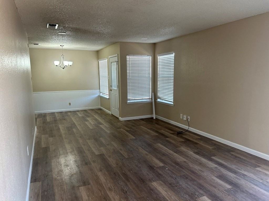 725 Duke Ave - Photo 2 of 10