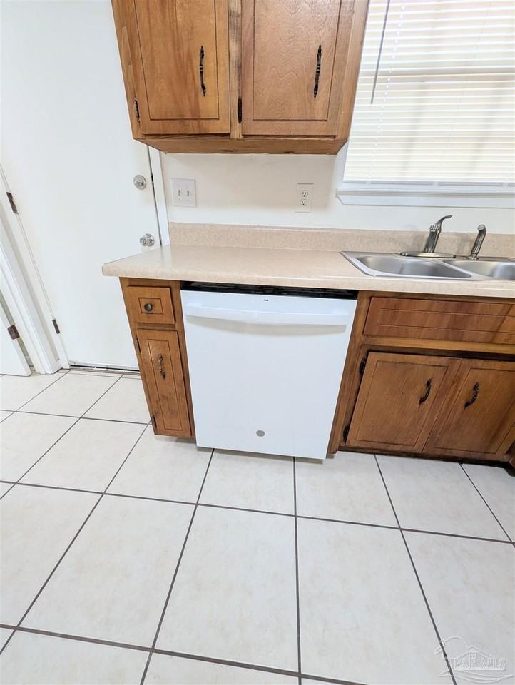 5086 Yacht Harbor Cir - Photo 4 of 21