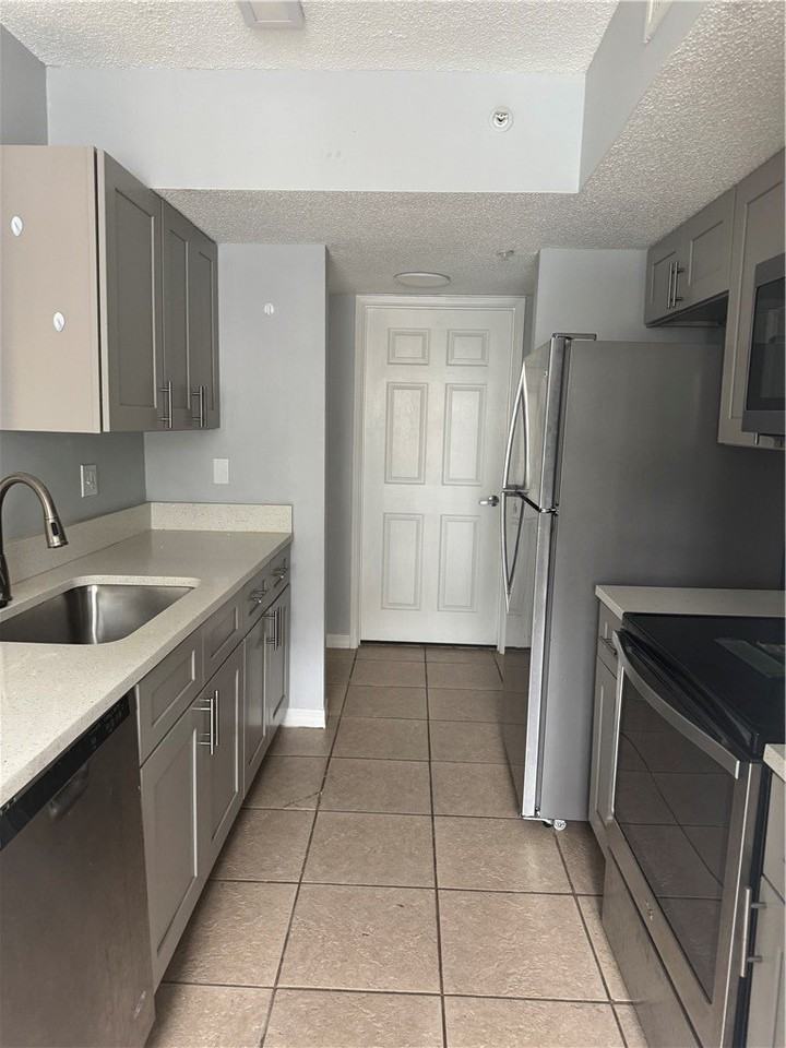 1670 N 42nd Cir Apt 105 #105 - Photo 2 of 10