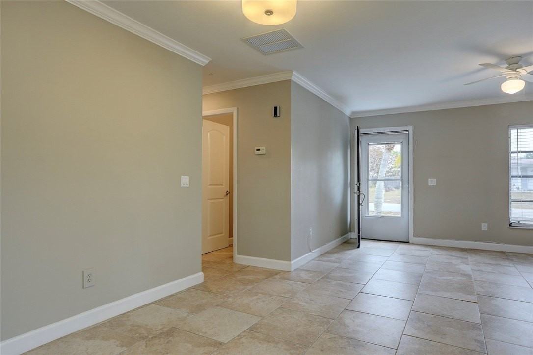 866 Gilbert St - Photo 5 of 36