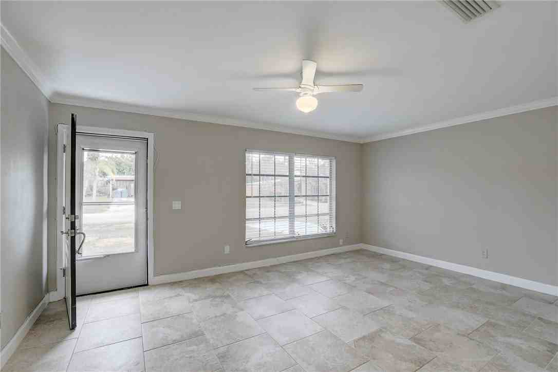 866 Gilbert St - Photo 6 of 36