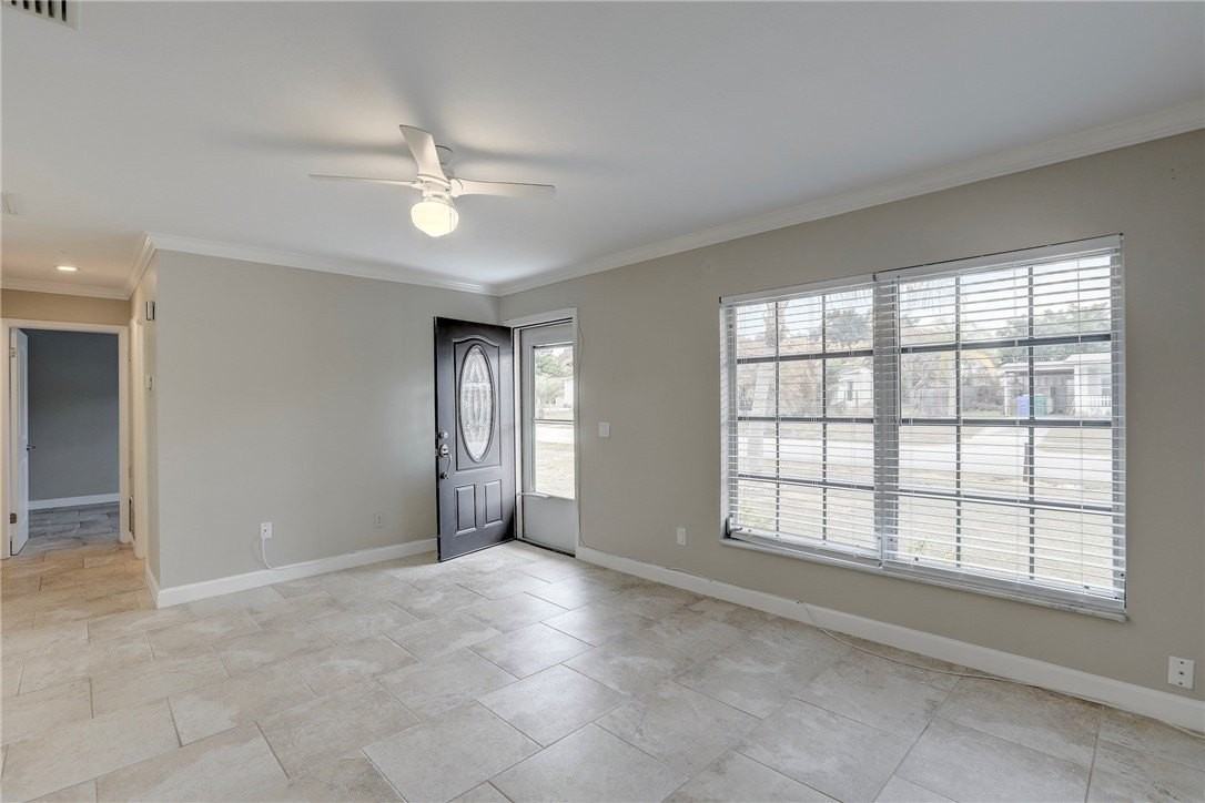 866 Gilbert St - Photo 7 of 36