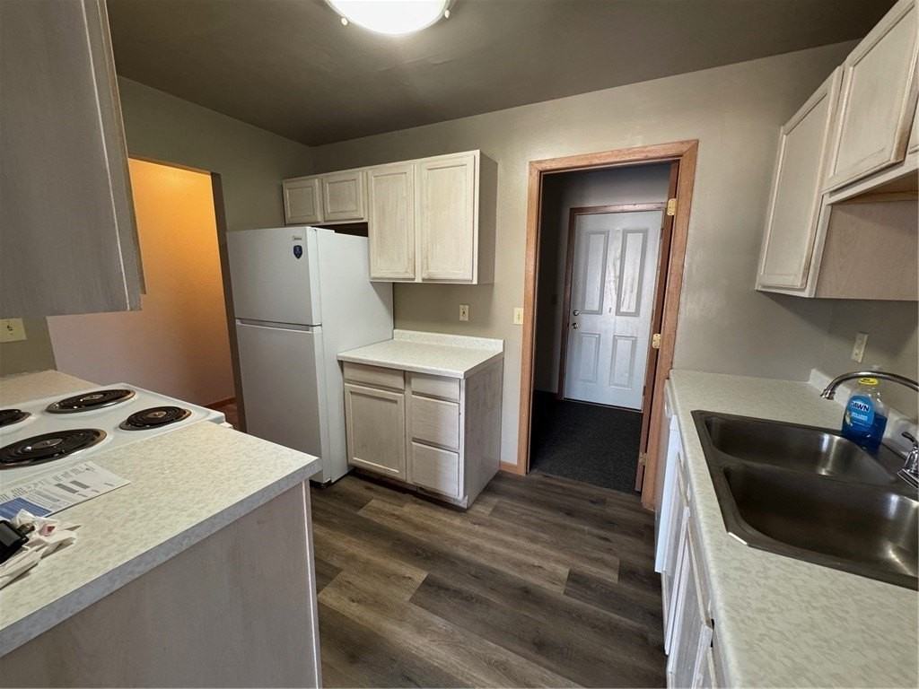 613 E Gates St - Photo 4 of 14