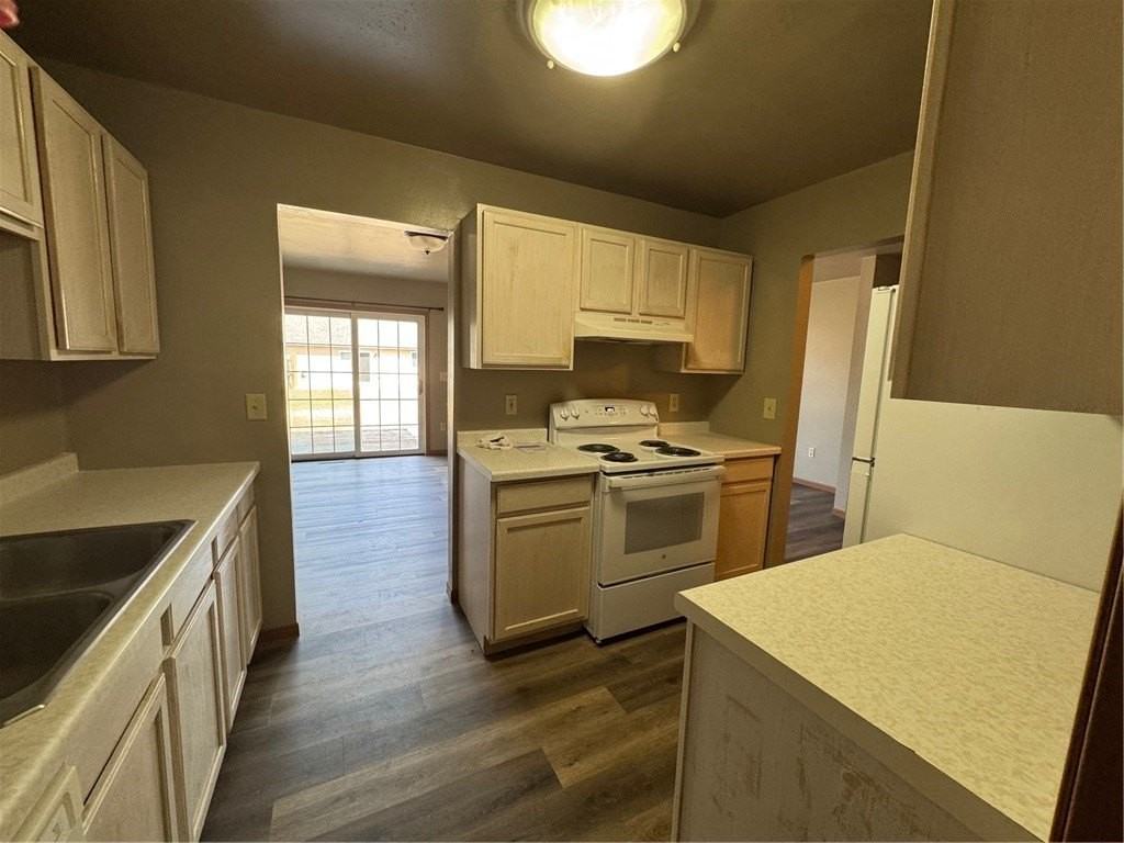 613 E Gates St - Photo 5 of 14