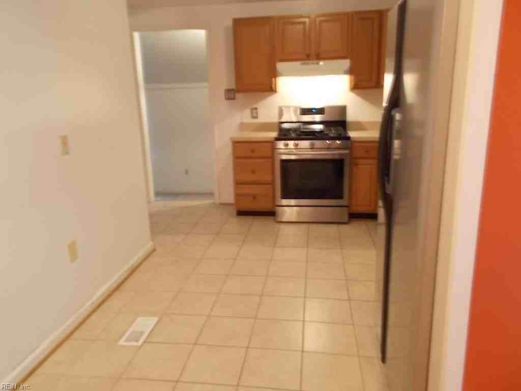 902 W Russell Ct - Photo 5 of 10