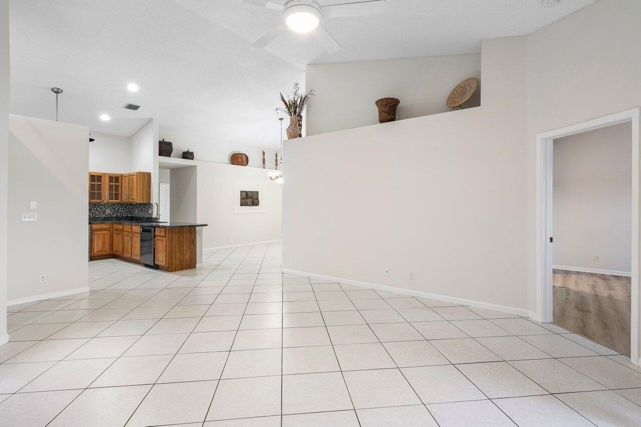 10679 Lake Shore Dr - Photo 4 of 24