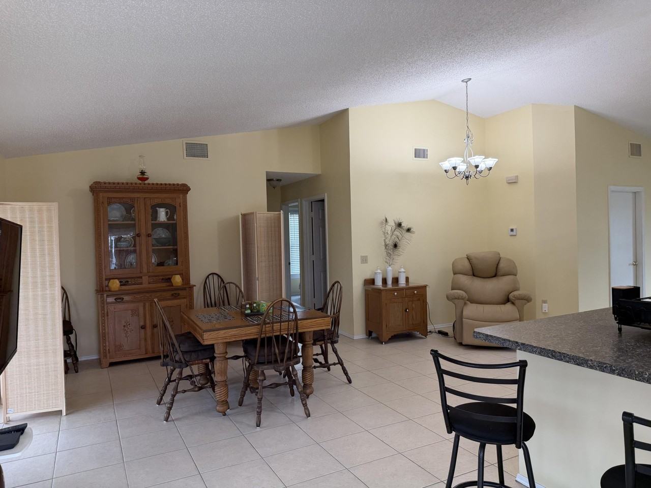 404 Ne Camelot Dr - Photo 6 of 32