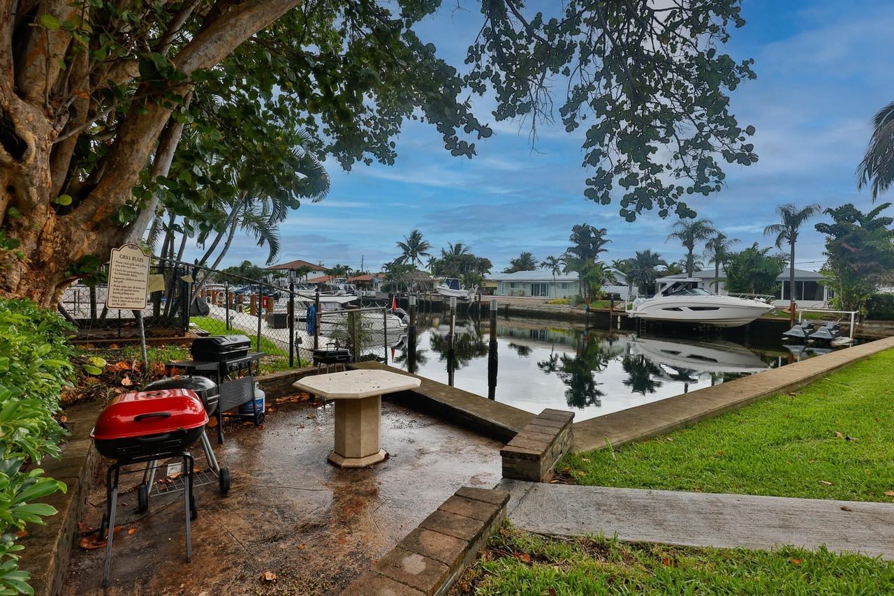 391 Se 19th Ave #7 - Photo 3 of 13