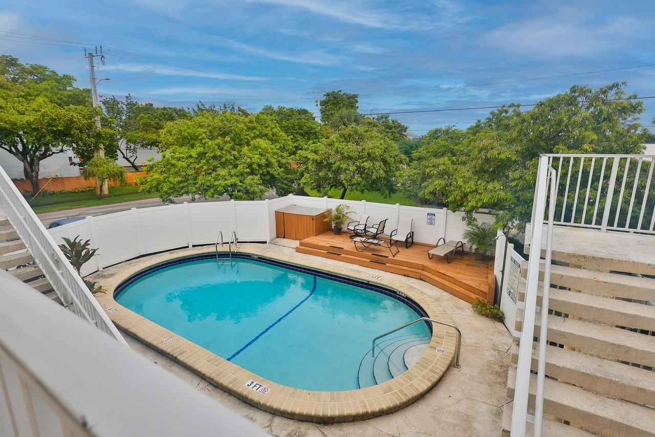 391 Se 19th Ave #7 - Photo 4 of 13