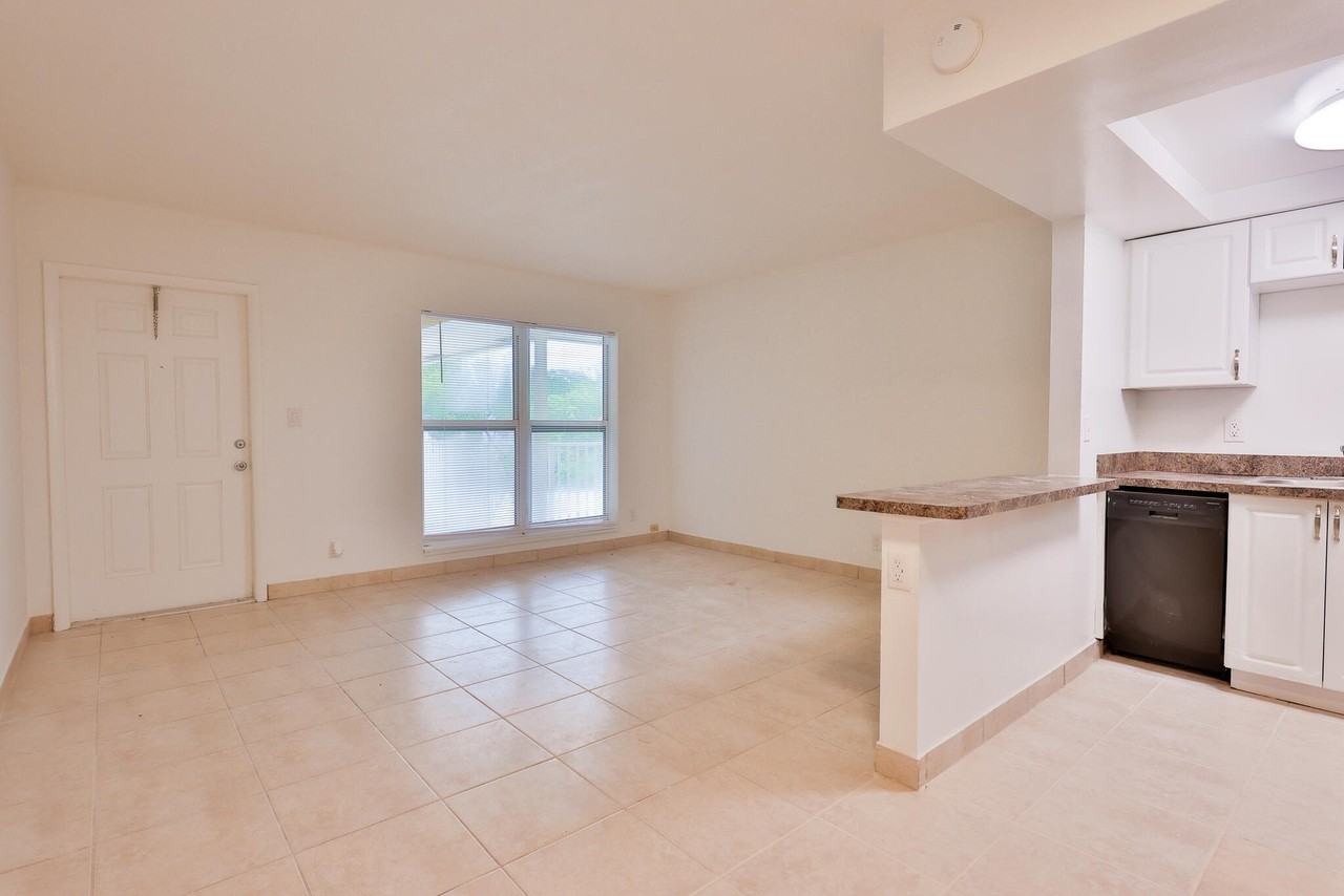 391 Se 19th Ave #7 - Photo 7 of 13