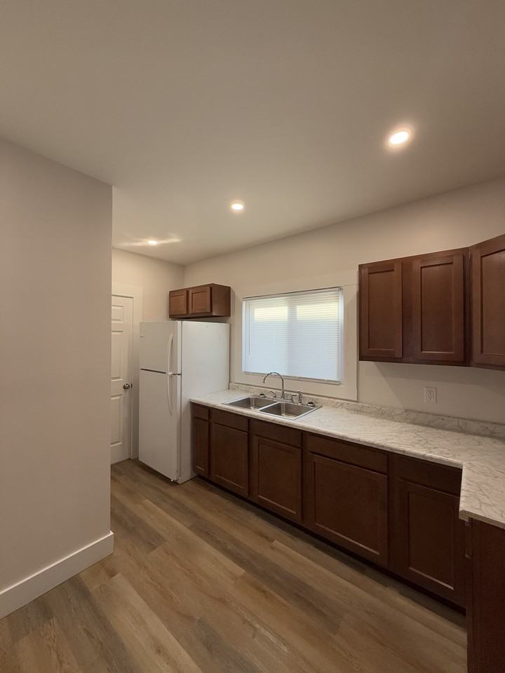 1023 S 25th St - Photo 4 of 12