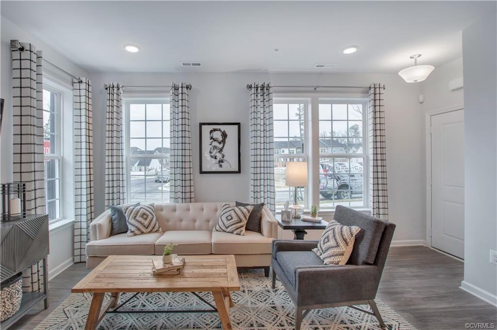 8028 Wistar Glen Dr - Photo 4 of 26