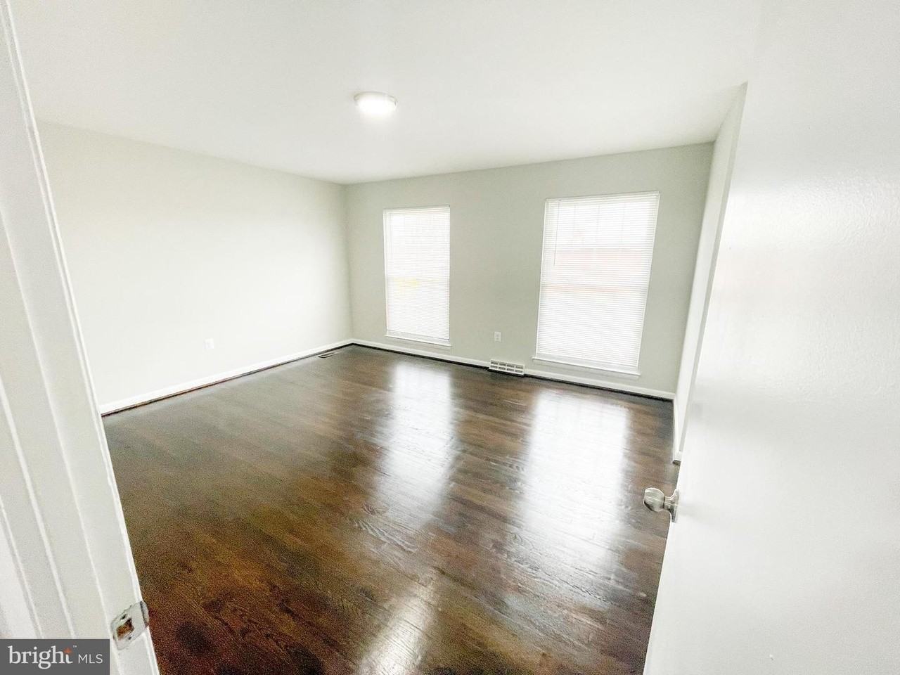 610 Suffolk Ave - Photo 5 of 10