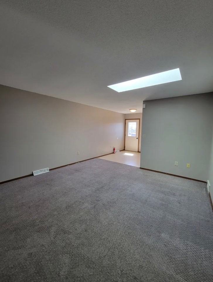 1026 Castlewood Dr - Photo 3 of 7