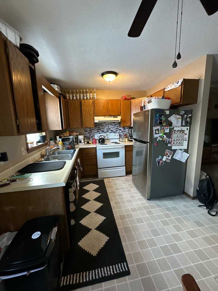 1012 Castlewood Dr - Photo 2 of 9