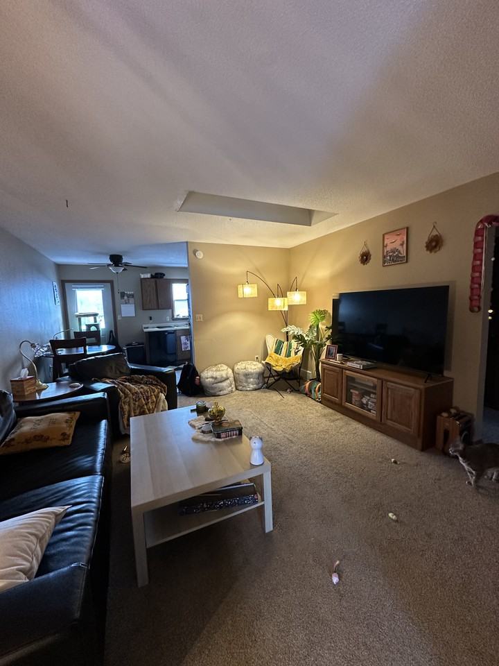 1012 Castlewood Dr - Photo 3 of 9