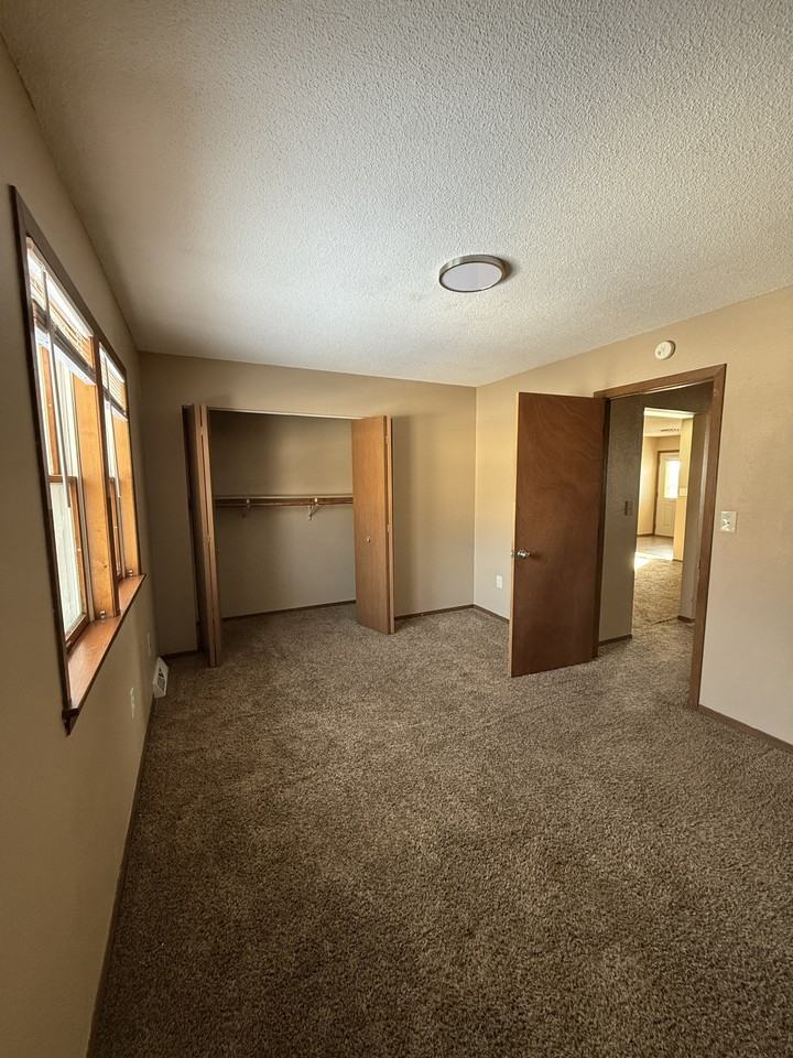 1006 Castlewood Dr - Photo 5 of 8