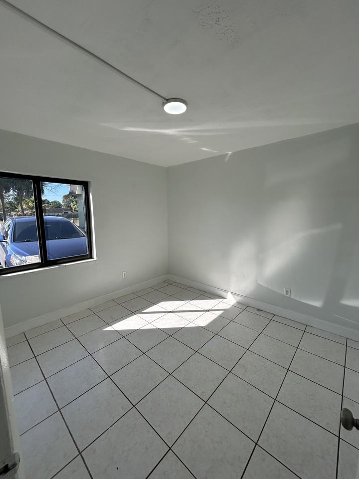 18255 Nw 23rd Ave #3 - Photo 5 of 12